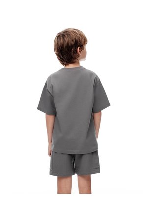 Conjunto Camiseta + Bermuda Gris Niño Gris