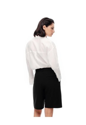 Bermuda Regular Tiro Alto Negra Mujer Negro