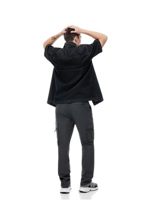 Pantalón Cargo Regular Liviano Gris Hombre Gris