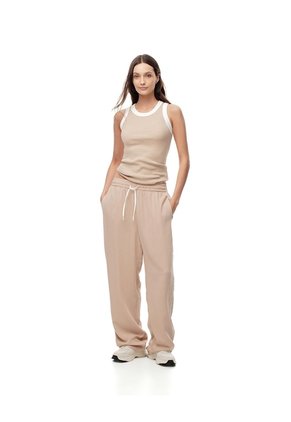 Camiseta Esqueleto Slim Rib Algodón Caqui Mujer Beige