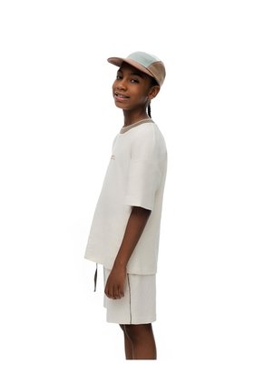 Bermuda Regular Algodón Texturizada Vainilla Niño Beige
