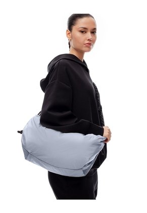 Bolso Deportivo Tipo Hobo Gris Mujer