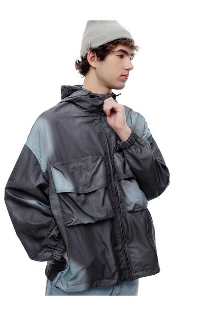 Chaqueta Liviana Utilitaria Estampada Hombre Gris