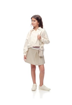 Falda Corta Con Pliegues Beige Niña Marron