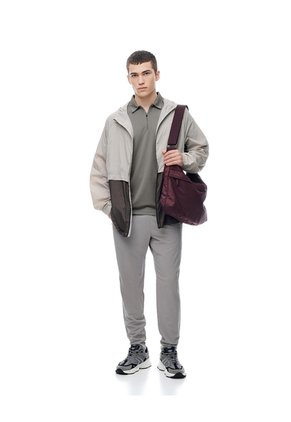 Chaqueta Regular Rompevientos Taupe Bloques Hombre Marron