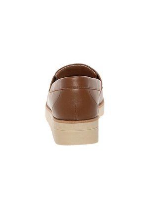 Zapatos Casuales Tipo Mocasín Kiley Para Mujer Cogñac Comfort Plus 201551