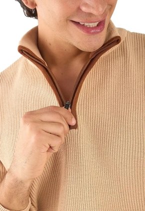 Suéter Cuello Alto Punto Ingles - Almendra - Giive