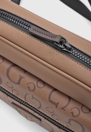 Bolso Manos Libres GUESS Insignia Café