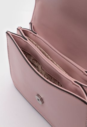 Bolso Manos Libres GUESS Esmeray Rosa
