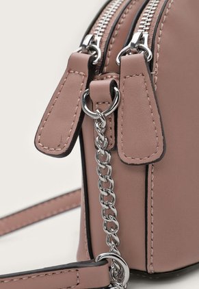 Bolso Manos Libres Palo Rosa GUESS