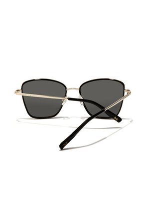 Gafas De Sol Polarizadas Hawkers Hombre Y Mujer CHILL. Dorado/Negro