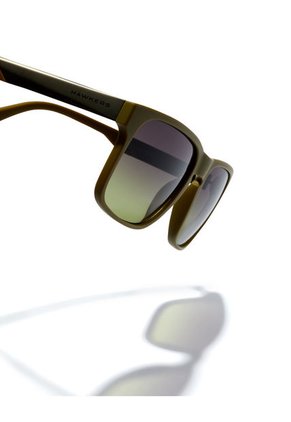 Gafas De Sol Hawkers Hombre Y Mujer PEAK METAL. Verde/Negro