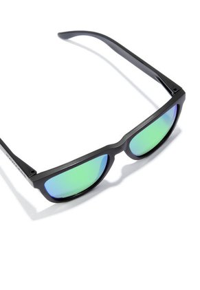 Gafas De Sol HAWKERS Polarizadas Unisex Negro/Verde. ONE RAW