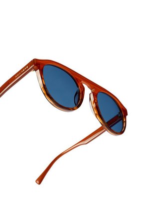 Gafas De Sol Hawkers Hombre Y Mujer BLAST. Rojo/Azul