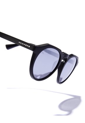 Gafas De Sol Polarizadas Hawkers Hombre Y Mujer WARWICK RAW. Negro/Plata