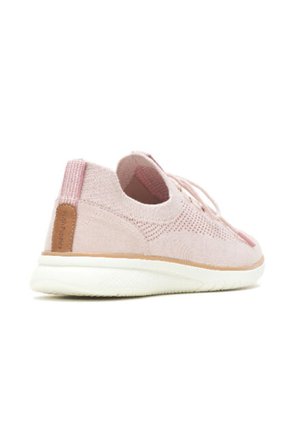 ZAPATO CASUAL HUSH PUPPIES MUJER ROSADO ADVANCE KNIT LACEUP HP21001113246-QSU Hush Puppies