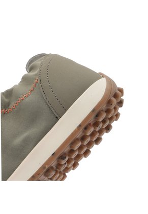 Tenis Ibiza Mujer NZ9329 Taupe