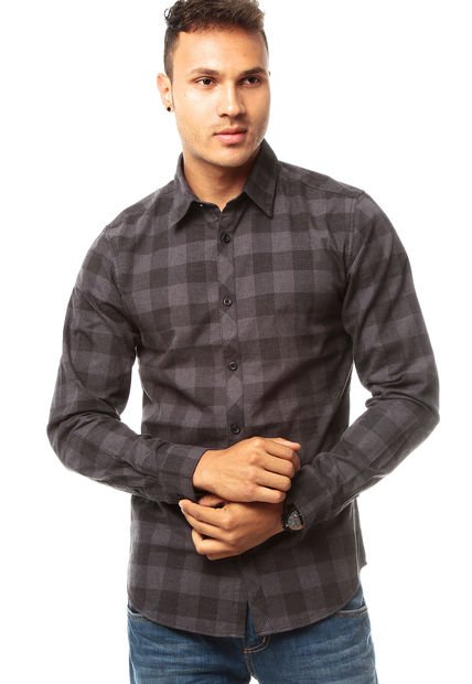 camisa gris oscuro