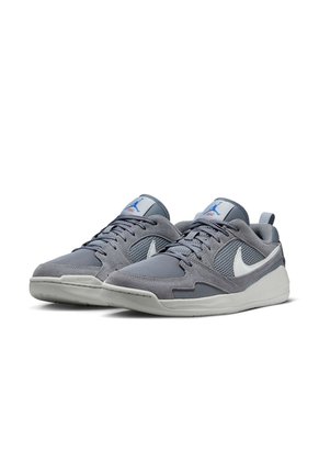 Tenis Hombre Jordan CMFT Era Gris