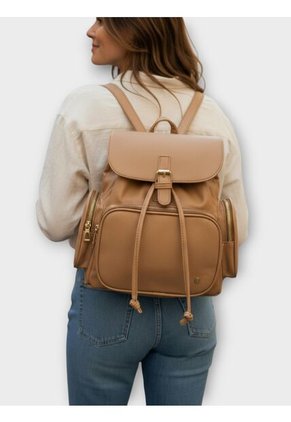 Bolso Maletin Morral Casual Para Mujer Con Herrajes Dorado Karla Chacon Abby Arena