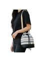 Bolso Manos Libres Bucket Dama Mujer Karla Chacon Aria Negro de KARLA CHACON