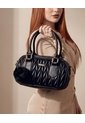 Bolso Boston Tipo Bowling De Mano Con Strap Y Accesorio Karla Chacon de KARLA CHACON