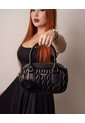 Bolso Boston Tipo Bowling De Mano Con Strap Y Accesorio Karla Chacon de KARLA CHACON