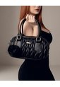 Bolso Boston Tipo Bowling De Mano Con Strap Y Accesorio Karla Chacon de KARLA CHACON