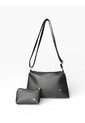 Combo De Tres Piezas Bolso Shopper Laura + Manos Libres Cuba Y Monedero Karla Chacon Negro de KARLA CHACON