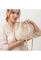 Bolso Mochila Bucket Strap Removible Cartera Mujer Dama Karla Chacon Iris Beige de KARLA CHACON