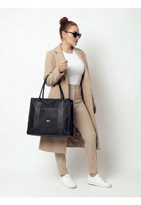 Combo De Tres Piezas Bolso Shopper Laura + Manos Libres Lara Y Monedero Karla Chacon Negro