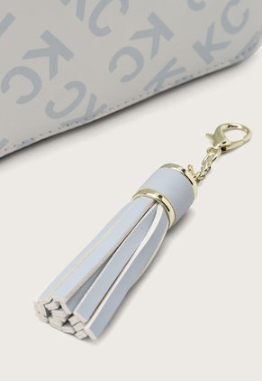 Bolso Manos Libres Azul Grisáceo-Marfil KENNETH COLE The Mono