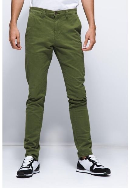 Pantalón tipo cargo con elástico.