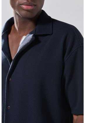 KOAJ Camisa Cuello Resort Azul Oscura Con Texturas Sutiles