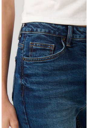 KOAJ PANTALON KOAJ JEAN MOM STA 25046 3/25