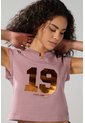 KOAJ Camiseta Rosada Con Arte College Y Manga Ranglan Corta de Koaj