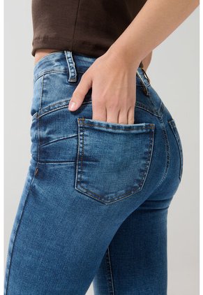 KOAJ Jean Push Up Tiro Alto Azul Claro Con Realce Y Desgastes