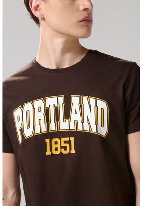 KOAJ Camiseta Café Oscura Con Manga Corta Y Estampado College