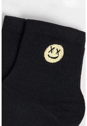 KOAJ Medias Cortas Unicolores Con Bordado De Carita.