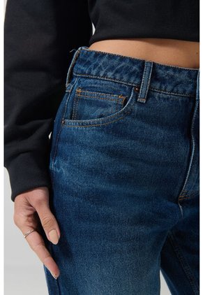 KOAJ Jean Azul Oscuro Tiro Alto 90´S Con Bota Recta Y Bolsillos