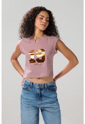 KOAJ Camiseta Rosada Con Arte College Y Manga Ranglan Corta