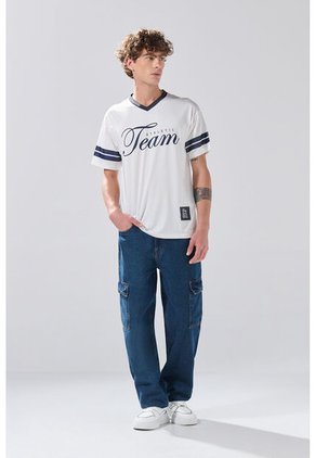 KOAJ Camiseta Cuello V Crema Clara Con Diseño College