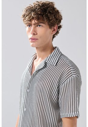 KOAJ Camisa Cuello Resort Blanca Con Rayas Negras Y Botones