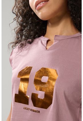 KOAJ Camiseta Rosada Con Arte College Y Manga Ranglan Corta