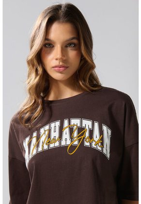 KOAJ Camiseta Café Oscura Crop Top Oversize Con Arte College