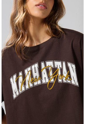 KOAJ Camiseta Café Oscura Crop Top Oversize Con Arte College