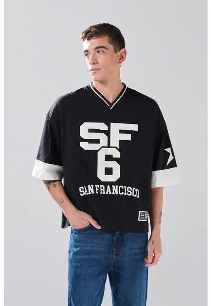 Camiseta Cuello V Oversize Negra Con Estampados College