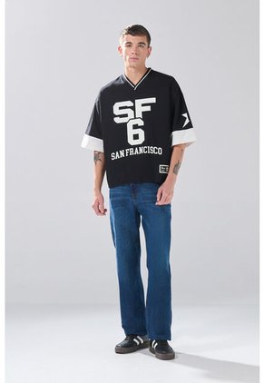 Camiseta Cuello V Oversize Negra Con Estampados College