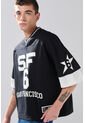 Camiseta Cuello V Oversize Negra Con Estampados College de Koaj