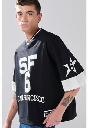 Camiseta Cuello V Oversize Negra Con Estampados College